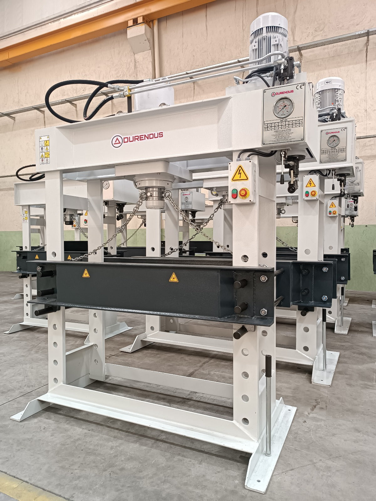 Pressa idraulica Serie DW da 180 ton con struttura rinforzata, cilindro mobile e piano di lavoro ampio per applicazioni industriali.