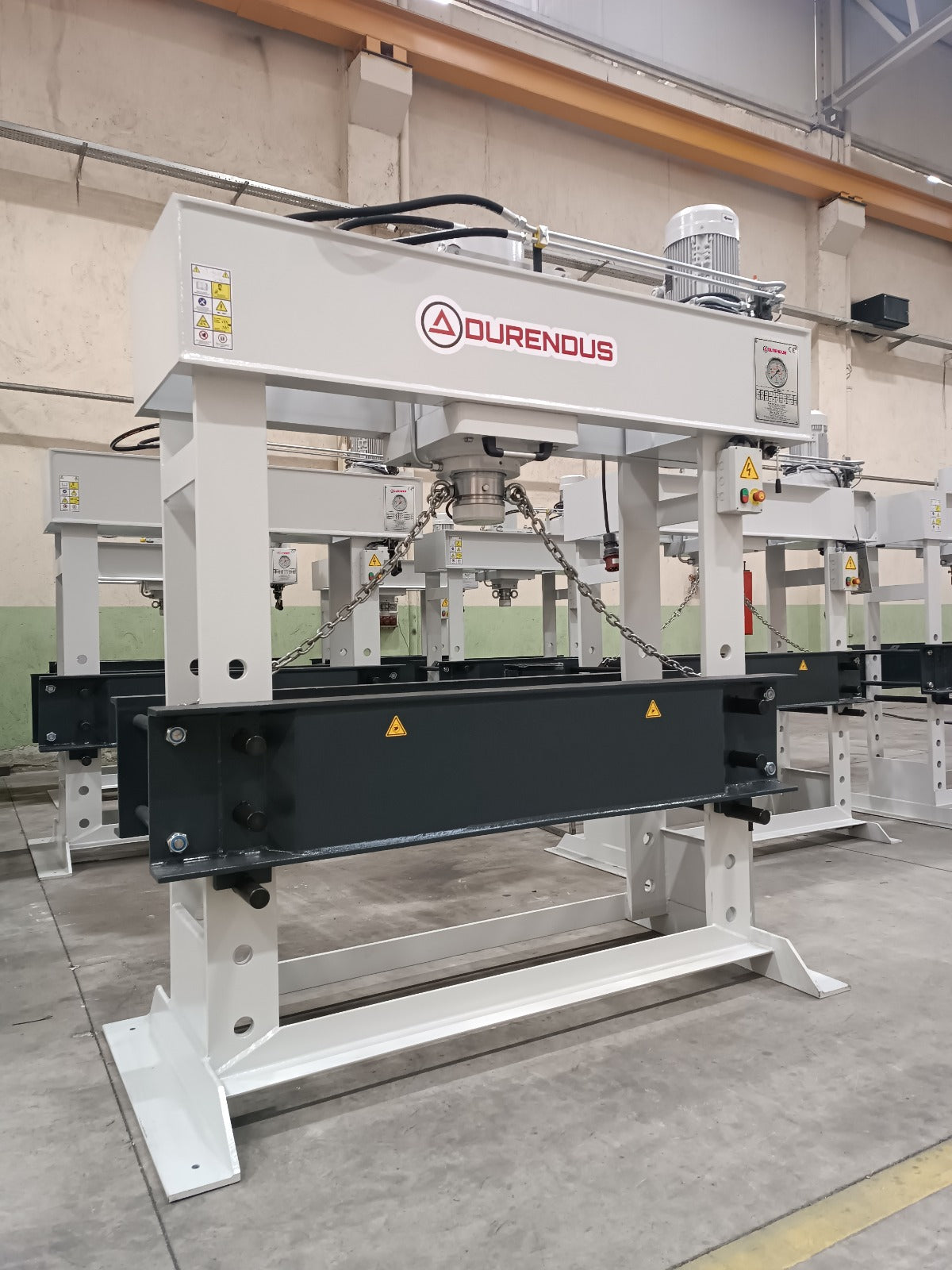 Pressa idraulica Serie DW da 200 ton con struttura in acciaio rinforzato, cilindro mobile e piano ampio per lavorazioni industriali pesanti.