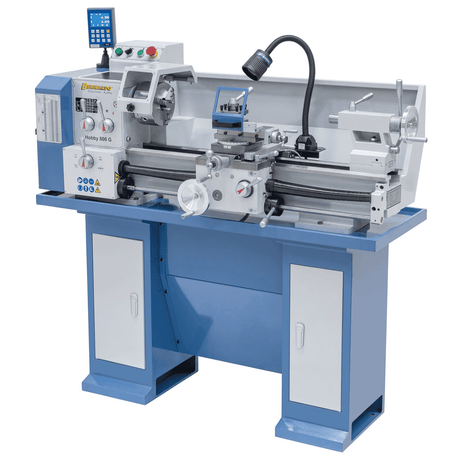 Vista del tornio Hobby 800 G con struttura compatta e robusta, dotato di display digitale a 3 assi, torretta a 4 posizioni e mandrino da 160 mm: ideale per laboratori e scuole tecniche.