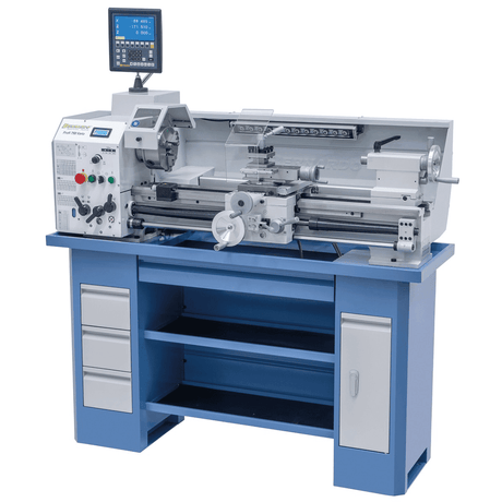Vista frontale del tornio Profi 750 Vario con mandrino a 3 griffe, torretta portautensili e display digitale integrato: la scelta ideale per lavorazioni precise e professionali su piccoli lotti.
