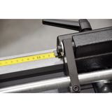 Sistema di arresto manuale Flott da 3000 mm con scala metrica, compatibile con seghe a nastro HBS per tagli ripetitivi e precisi.