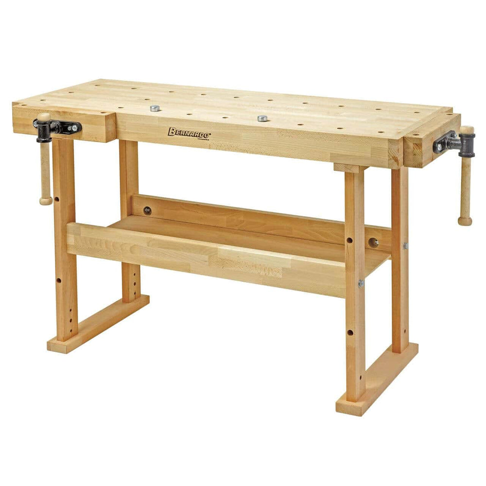 Vista angolata del banco WB 1500 Hobby con morsa frontale e posteriore in legno di faggio, dotato di 4 ganci da banco e mensola inferiore, ideale per l’hobbista esigente.