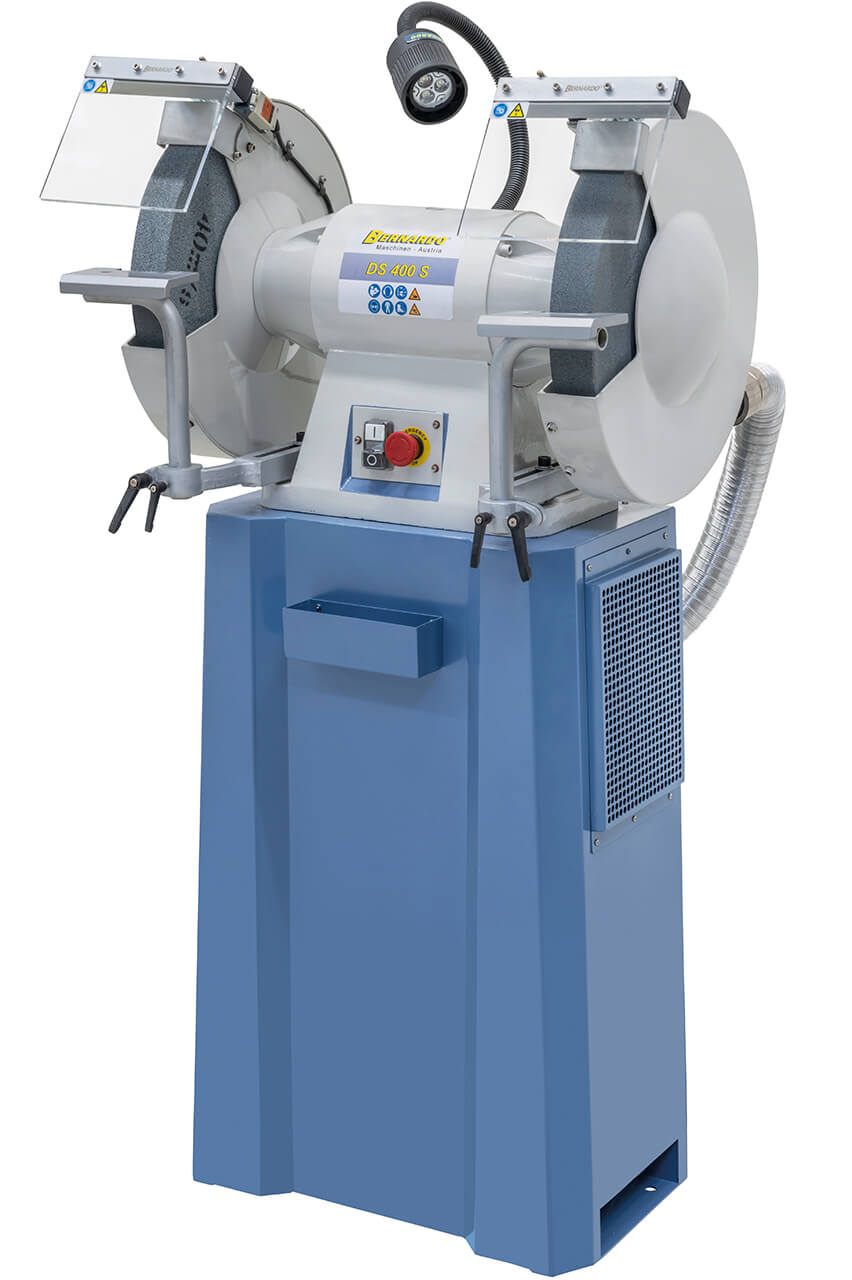 Smerigliatrice industriale Bernardo DS 400 S con mole Ø400 mm K36/K80, luce LED, finestre protettive e doppio attacco aspirazione.
