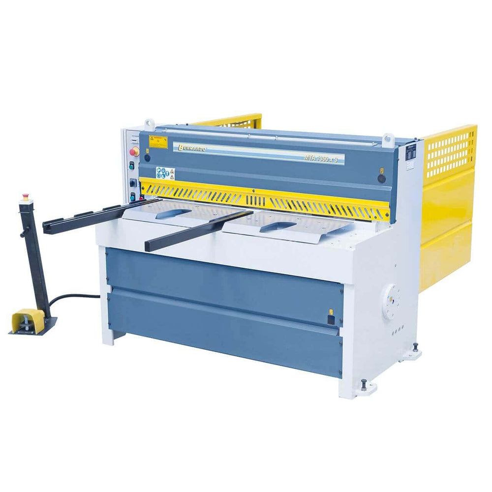 Cesoia a ghigliottina motorizzata Bernardo MTA 1360 x 3 mm con tavolo a rulli integrati, fotocellule di sicurezza e lame in acciaio di alta qualità.