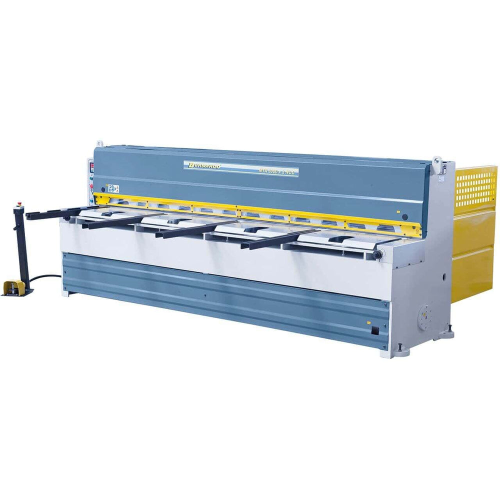 Cesoia a ghigliottina Bernardo MTA 3060 x 3 mm NCC con sistema pneumatico di supporto lamiera, registro NC motorizzato e lame doppie in acciaio.
