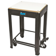 IGM ST1M, carrello mobile universale per macchine da banco con portata fino a 200 kg, piano MDF laminato 570×500 mm, altezza di lavoro 835 mm e ruote con alzata a pedale.
