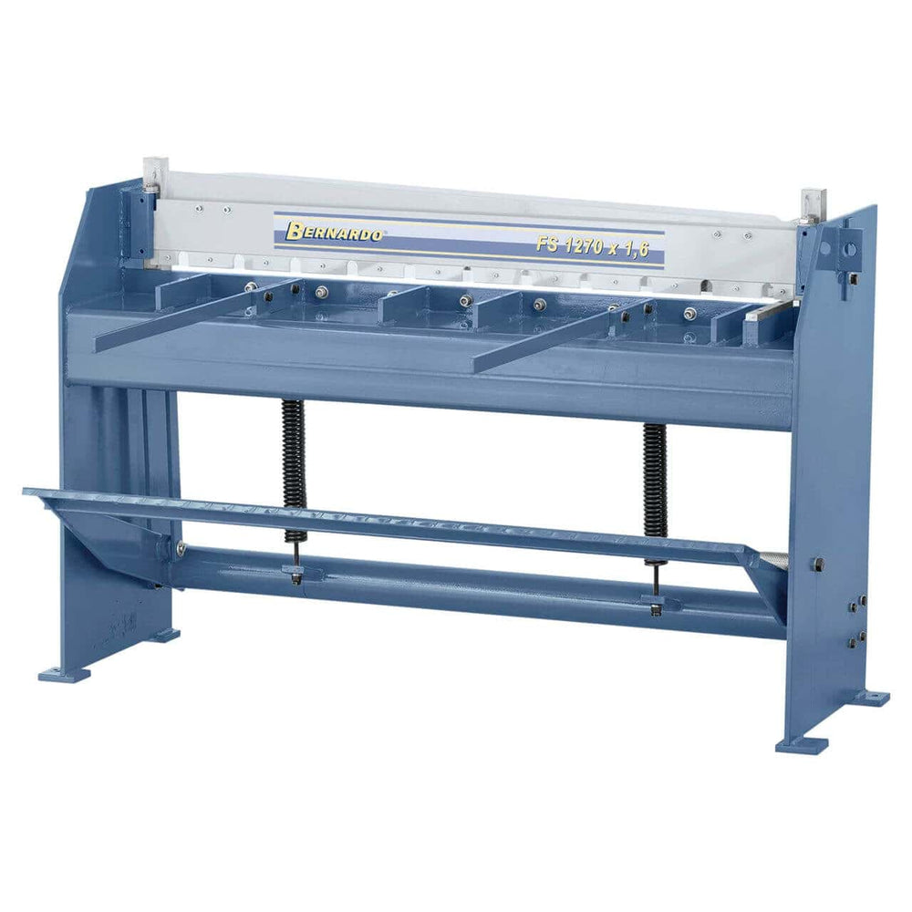 Bernardo Cesoia a pedale FS 1270 x 1,6 con struttura in ghisa, arresto posteriore 600 mm e lame a doppio taglio in acciaio di qualità.