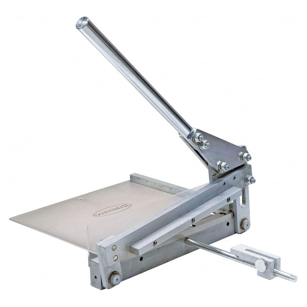 Cesoia manuale a leva Bernardo BHS 300 x 1,2 con struttura compatta, lame in acciaio e arresto micrometrico, ideale per piccoli lavori su lamiera.