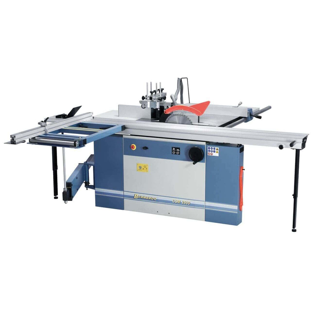 La CSM 2600 unisce sega inclinabile, incisore e toupie verticale su una struttura solida e precisa, con tavolo scorrevole in alluminio e accessori inclusi.