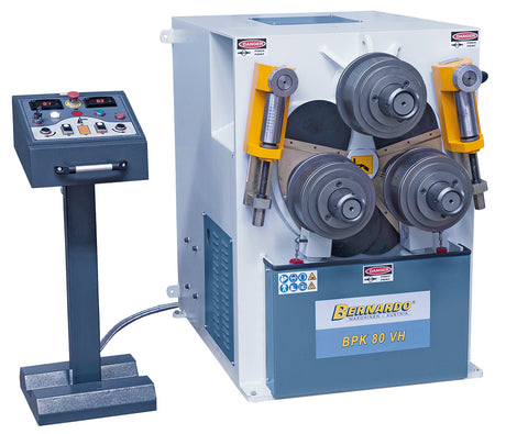 BPK 80 VH in ambiente industriale durante la piegatura di profili e tubi di grande sezione con sistema idraulico.