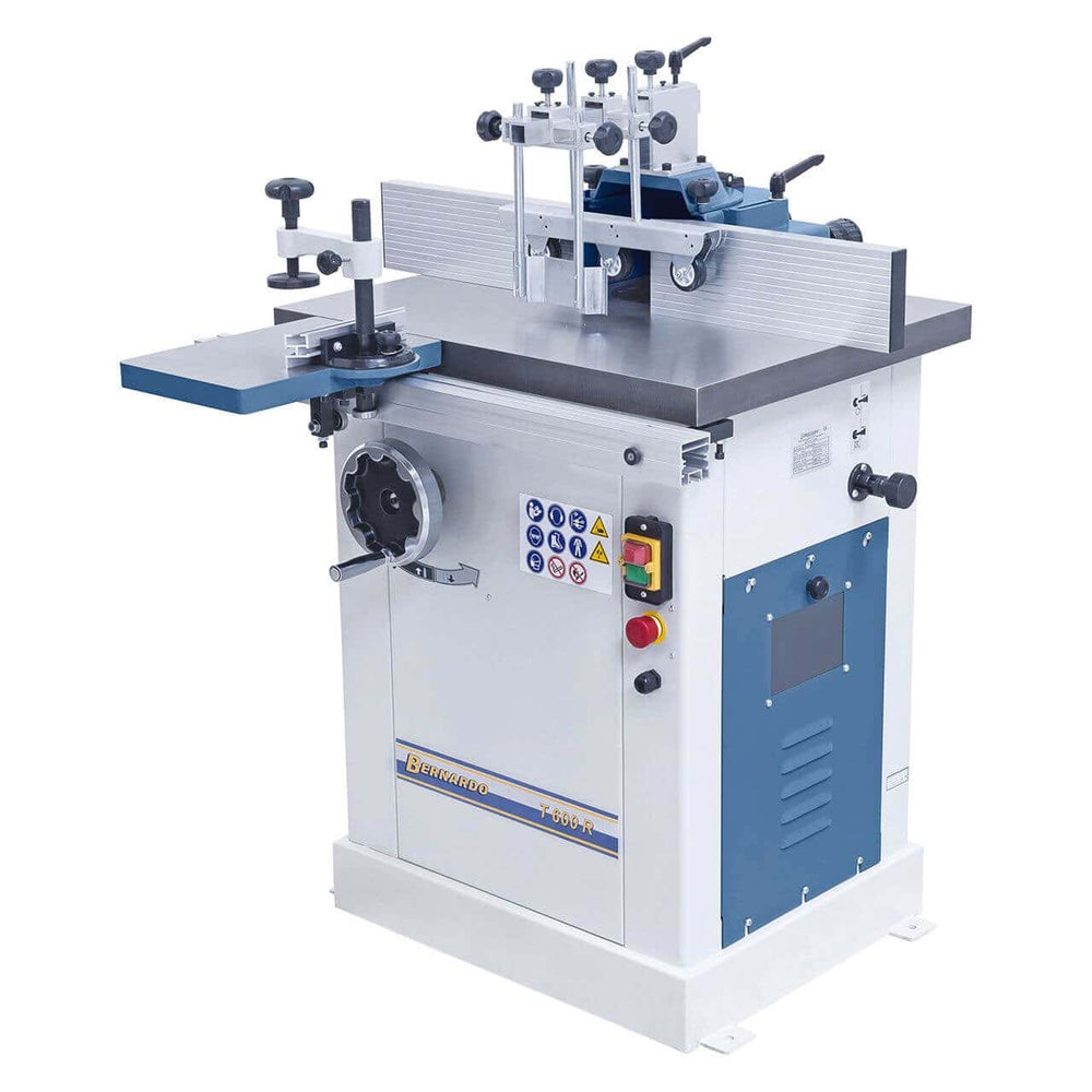 Vista della fresatrice T 600 R con robusto piano in ghisa, tavolo a rulli, guida angolare con pressore e protezioni integrate per la fresatura del legno.