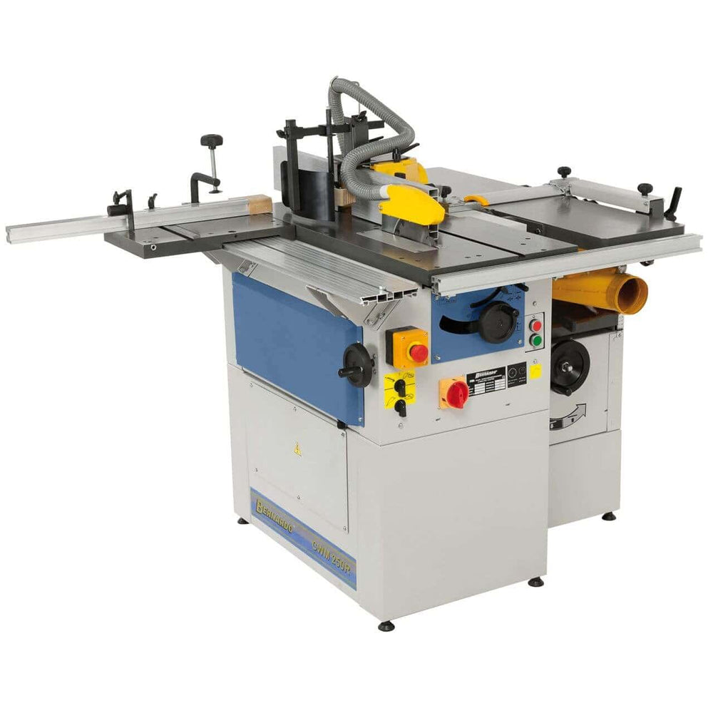 Vista completa della CWM 250 R con corpo macchina in ghisa, tavolo a rulli, lama montata e guida in alluminio, pronta all’uso in un laboratorio artigianale.