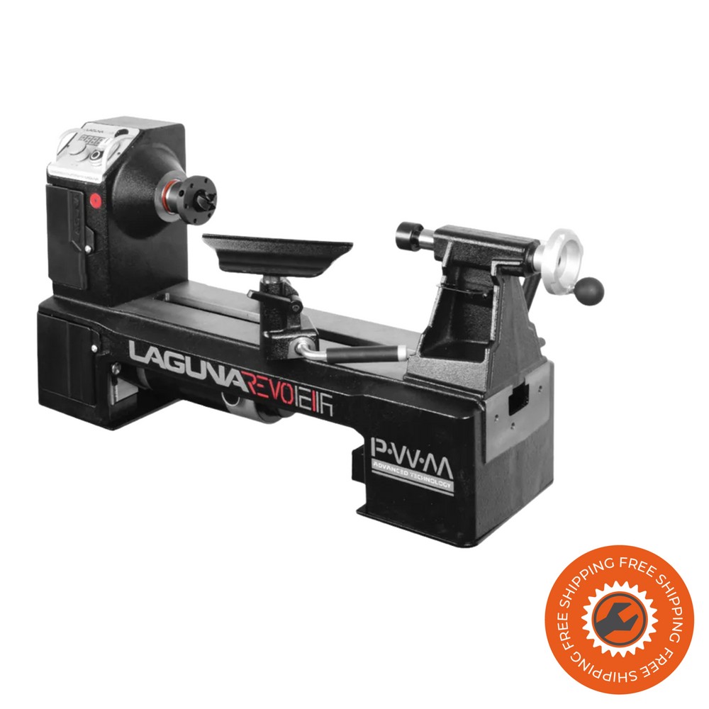 Vista frontale del tornio REVO 1216 su banco da lavoro, evidenziando la struttura integrata in ghisa, i comandi ergonomici e il poggiamano. Ambientazione in laboratorio con trucioli di legno per evidenziare l’uso reale.