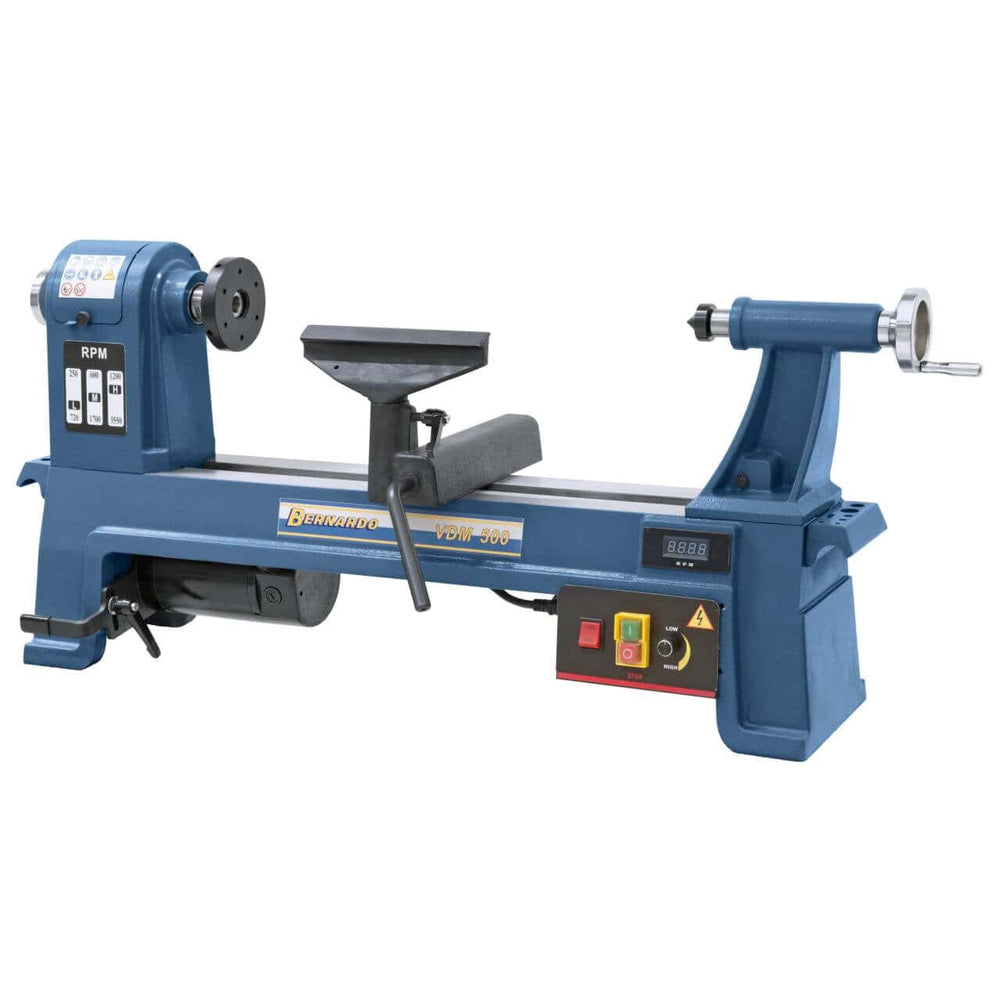 Il tornio VDM 500 offre una struttura in ghisa, velocità regolabile elettronicamente e una gamma completa di accessori, ideale per tornitori esperti e semi-professionisti.