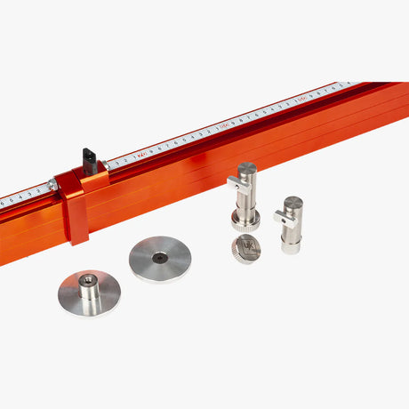 UJK Fence and Length Stop – guida in alluminio anodizzato arancione 1.100 mm con scala metrica autoadesiva, flip-stop scorrevole nero, 2 bench dog cilindrici in acciaio con T-nut e 2 dischi di supporto laterale al taglio